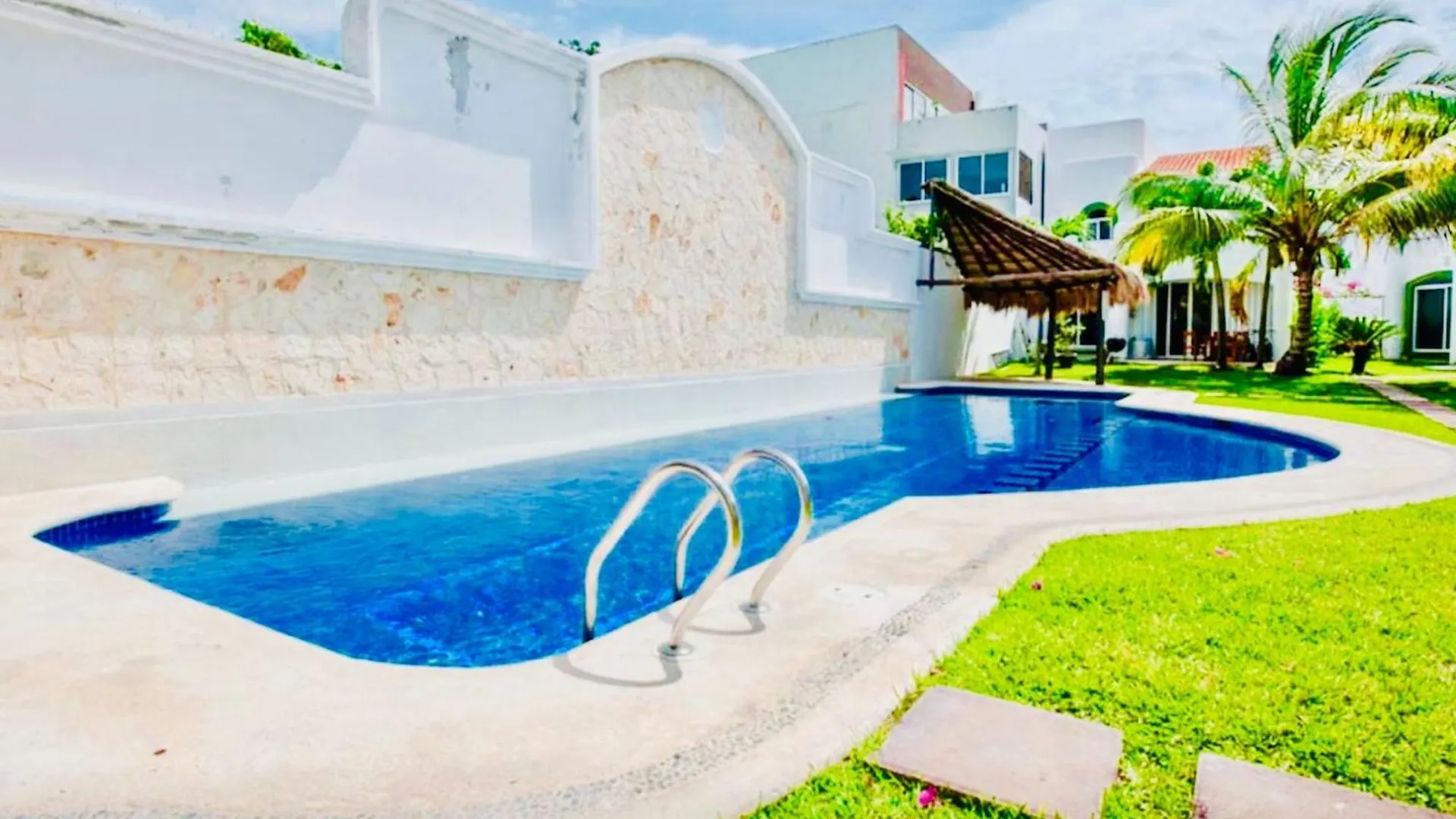 Superior Budget Room With Swimming Pool Air Conditioning And Parking Playa del Carmen